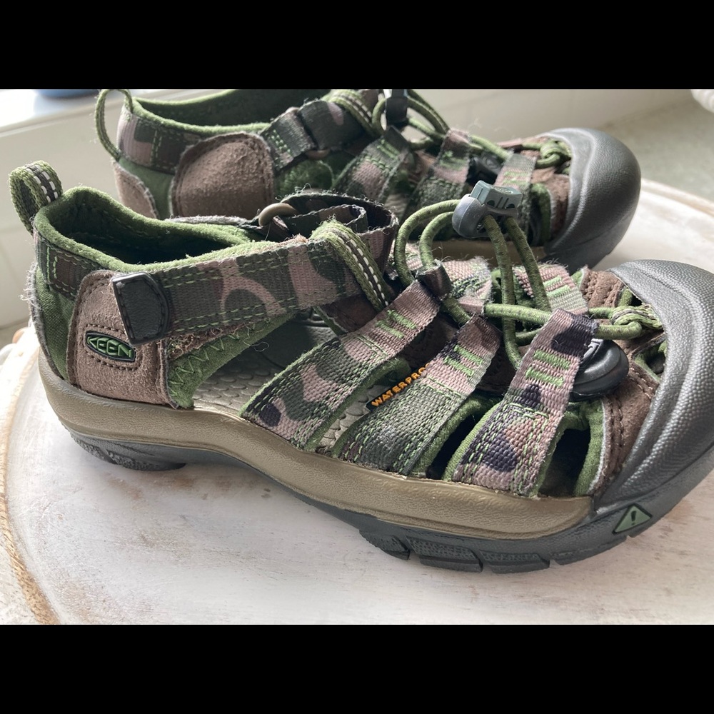 Boys keens size 12 great condition